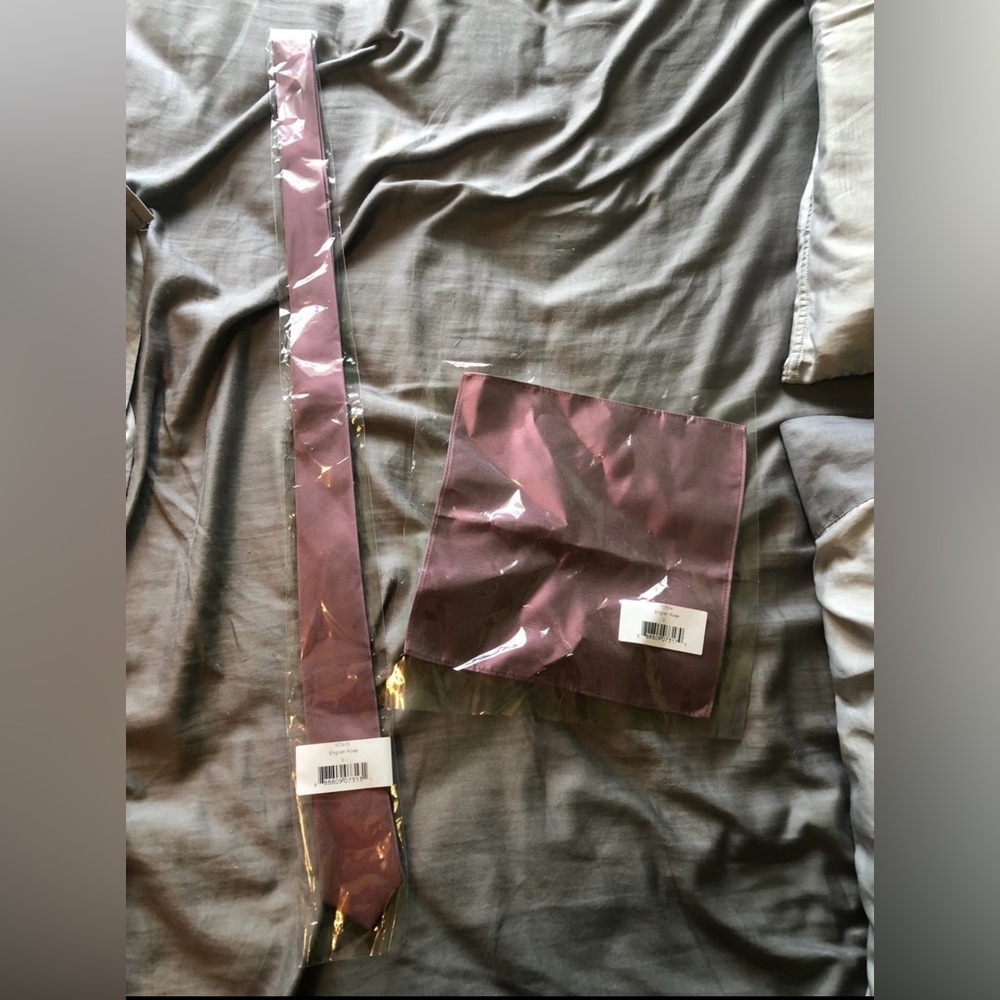 Tie and pocket square set